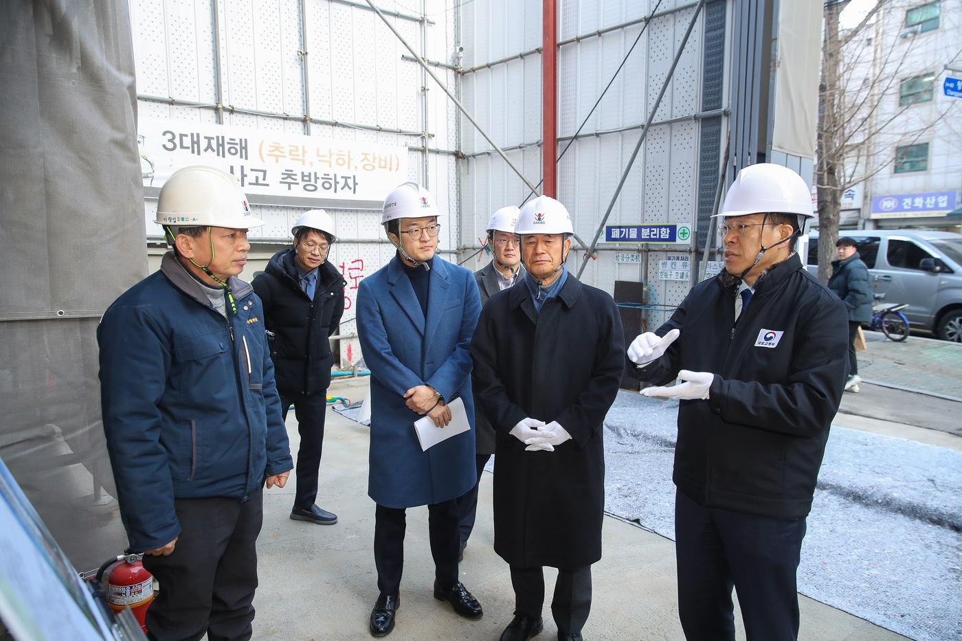 진현환 국토교통부 제1차관&#40;오른쪽&#41;이 12일 서울시 종로구 청년 특화형 신축매입임대 약정사업 건설현장을 점검하고 있다./국토부 제공