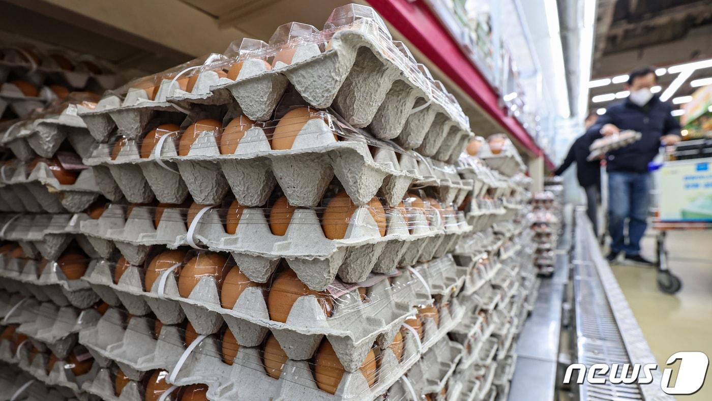 지난 1월14일서울 서초구 하나로마트 양재점에서 계란을 구매하는 시민들. &lt;기사와 무관&gt; 2024.1.14/뉴스1 ⓒ News1 김도우 기자