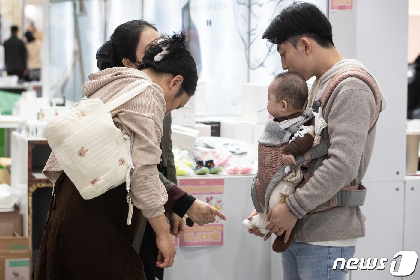 가족이 육아용품을 살펴보는 모습. ⓒ News1 유승관 기자