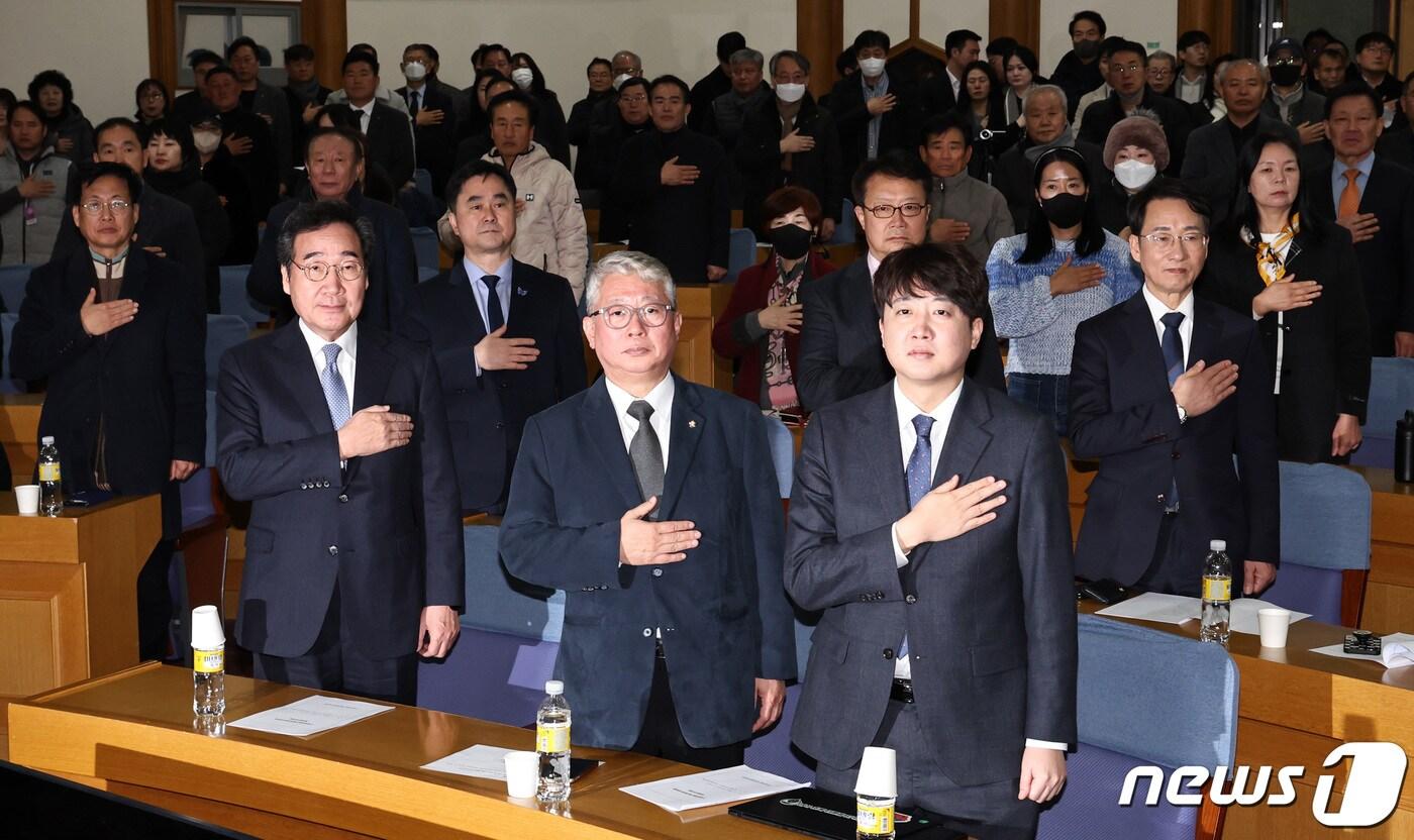 이낙연 전 더불어민주당 대표와 조응천 미래대연합&#40;가칭&#41; 창당준비위원장, 이준석 개혁신당&#40;가칭&#41; 정강정책위원장이 14일 오전 서울 여의도 국회의원회관에서 열린 미래대연합 창당준비위 출범식 및 창당 발기인대회에서 대화하고 있다. 2024.1.14/뉴스1 ⓒ News1 구윤성 기자