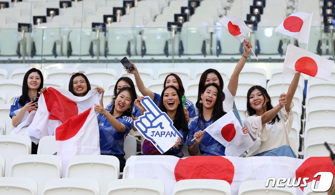 일본 축구팬들이 14일&#40;현지시간&#41; 카타르 도하 알투마마 스타디움에서 열린 2023 아시아축구연맹&#40;AFC&#41; 카타르 아시안컵 일본과 베트남의 경기에서 응원을 하고 있다. 2024.1.14/뉴스1 ⓒ News1 김성진 기자