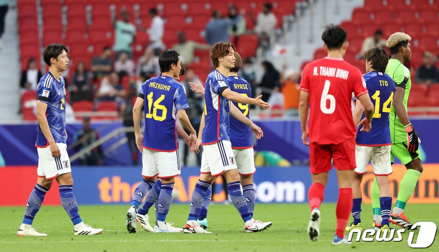 일본 선수들이 14일&#40;현지시간&#41; 카타르 도하 알투마마 스타디움에서 열린 2023 아시아축구연맹&#40;AFC&#41; 카타르 아시안컵 일본과 베트남의 경기에서 4대2로 승리한 후 하이파이브를 하고 있다. 2024.1.14/뉴스1 ⓒ News1 김성진 기자