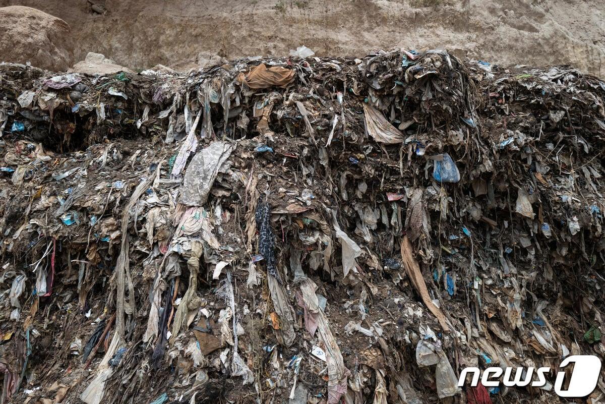 그린피스가 촬영한 제3세계에 버려진 의류 폐기물의 모습 &#40;자료사진&#41; ⓒ News1