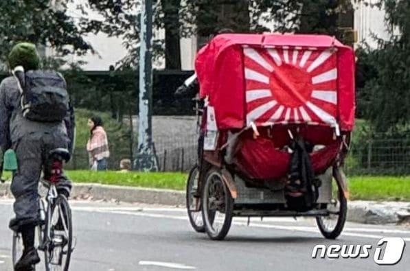  뉴욕 센트럴 파크 일대에서 운행되고 있는 욱일기 인력거. &#40;SNS 갈무리&#41; ⓒ 뉴스1