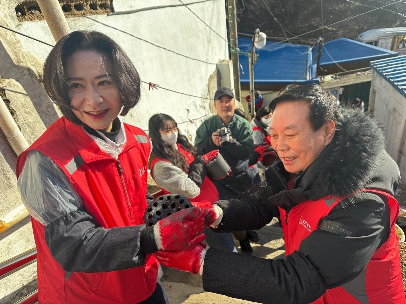 장혜선 롯데장학재단 이사장&#40;왼쪽&#41;과 이승훈 롯데복지재단 이사장이 13일 서울 노원구 상계동에서 사랑의 연탄나눔 행사에 참여하고 있다&#40;롯데재단 제공&#41;.