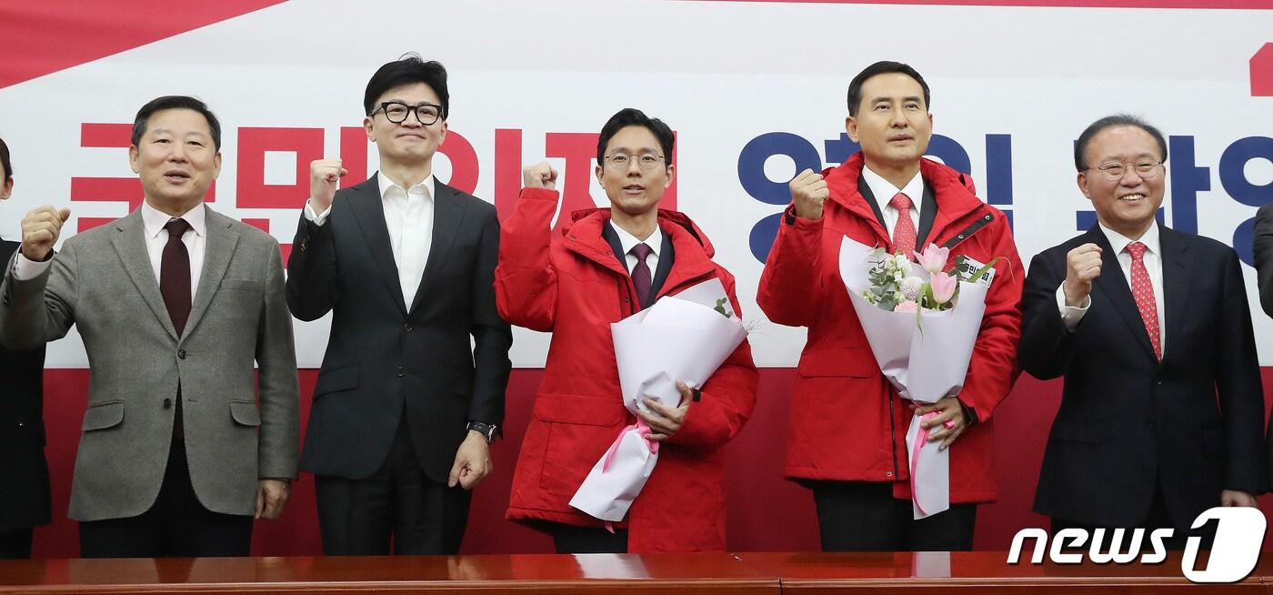 한동훈 국민의힘 비상대책위원장과 윤재옥 원내대표를 비롯한 국민의힘 지도부가 15일 오전 서울 여의도 국회에서 열린 국민의힘 인재영입위원회 국민인재 영입 환영식에서 국민인재인 강철호 한국로봇산업협회 회장, 전상범 전 의정부지법 부장 판사와 기념촬영을 하고 있다. 2024.1.15/뉴스1 ⓒ News1 임세영 기자