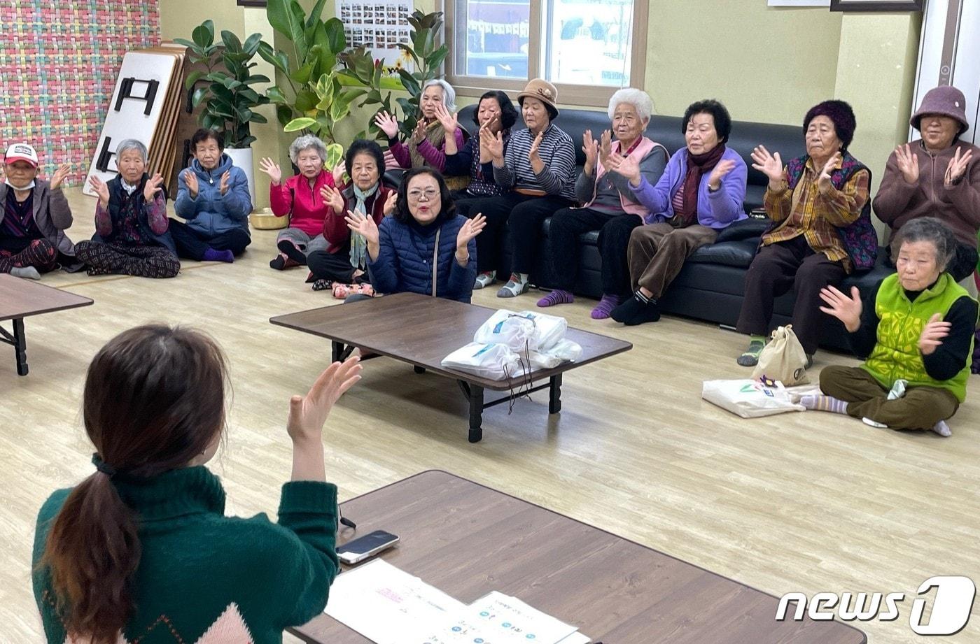 계룡 엄사면 도곡1리 경로당에서 진행한 치매예방 교육 모습. &#40;계룡시 제공&#41; /뉴스1