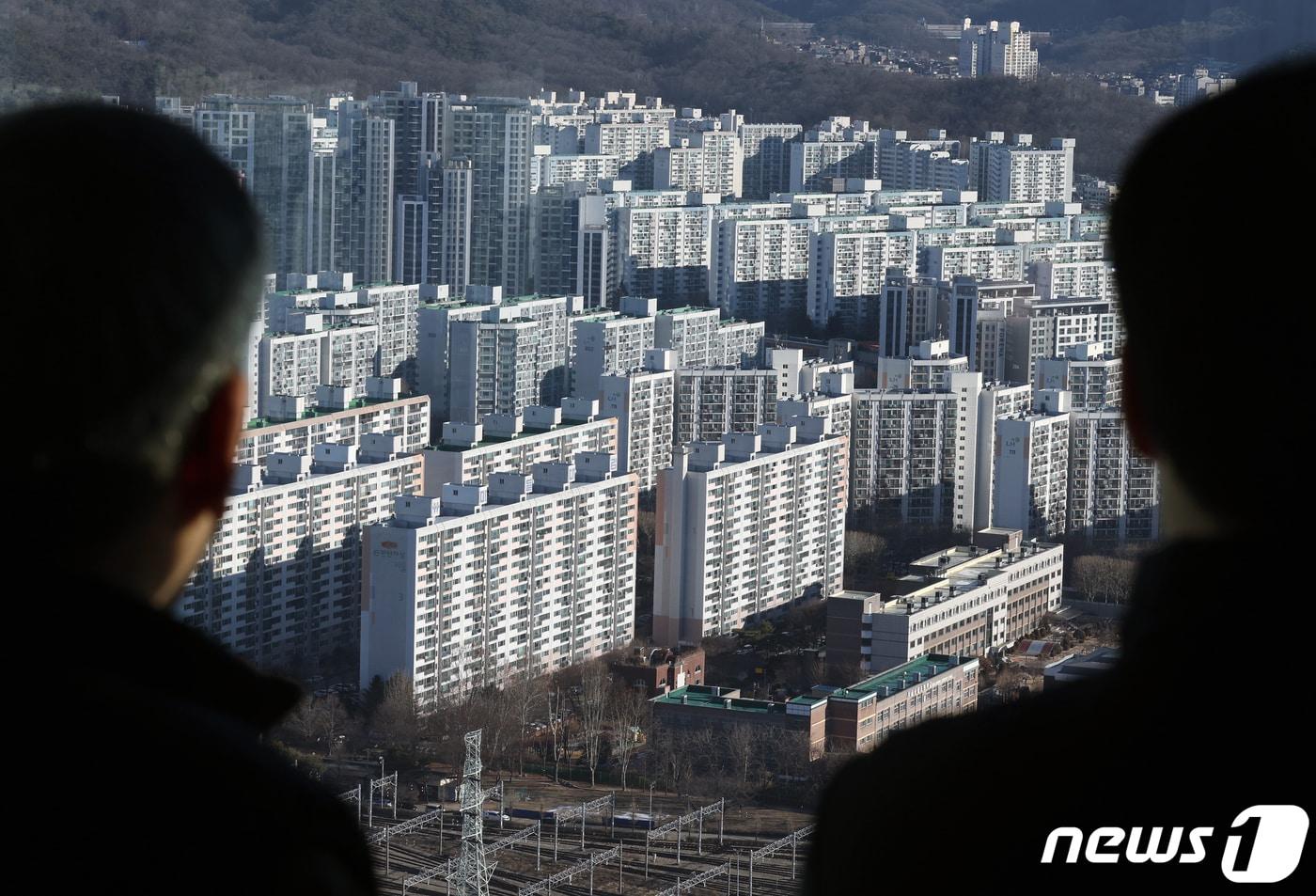 서울 도봉구의 한 고층빌딩에서 관계자들이 노원구의 아파트 밀집 지역을 바라보고 있다. 2024.1.15/뉴스1 ⓒ News1 박정호 기자