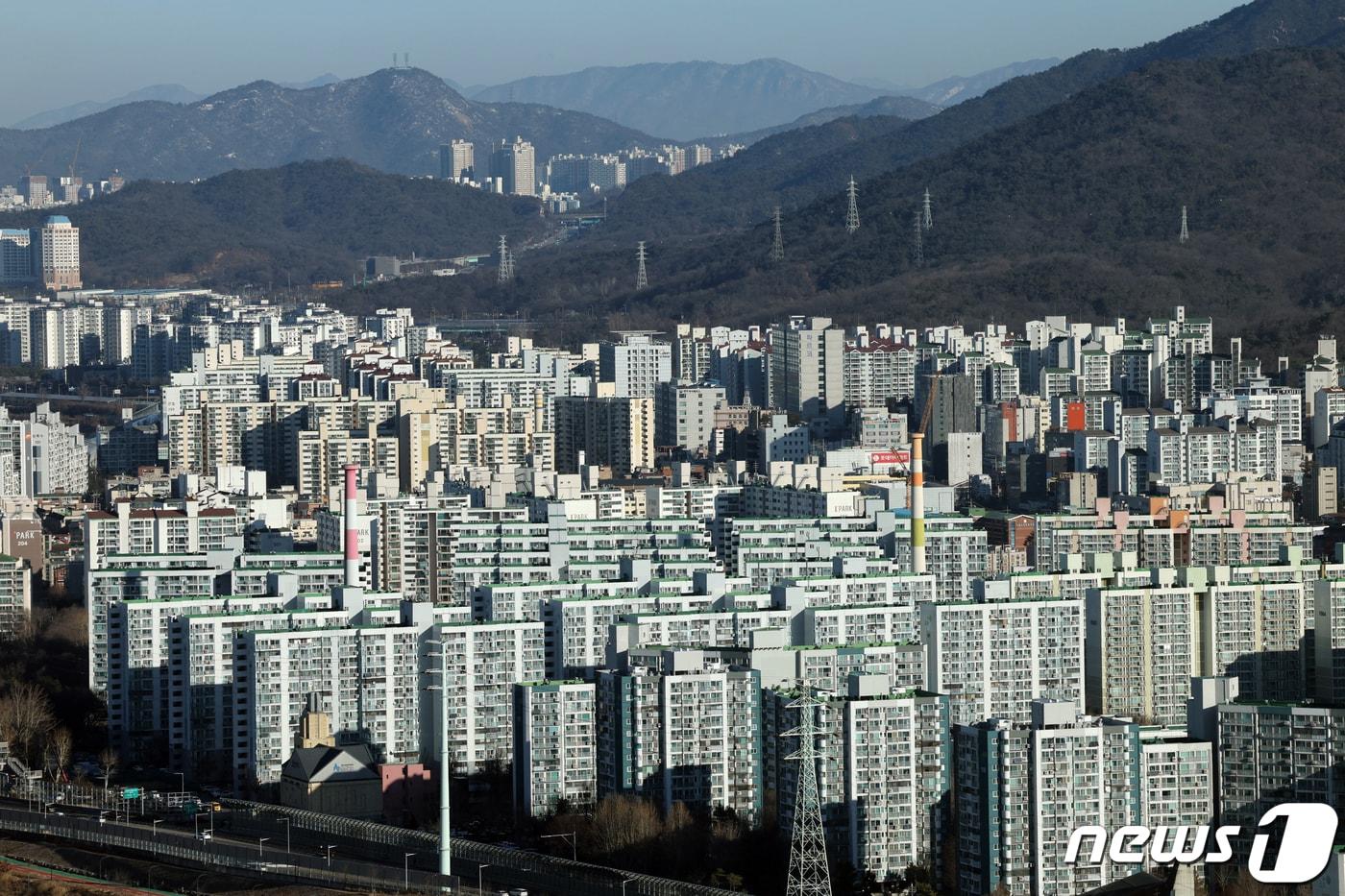 정부가 준공 30년이 넘은 주택은 안전진단을 거치지 않고 바로 재건축 절차에 착수할 수 있도록 한 가운데 15일 오전 서울시 도봉구의 한 고층빌딩에서 노원구의 아파트 밀집 지역이 보이고 있다. 부동산R114 조사에 따르면 서울 아파트 전체 182만6886채 가운데 30년을 경과한 단지는 50만2820채로, 구별로는 노원구가 전체 16만3136채 중 9만6159채의 아파트가 30년을 넘어 58.9%의 비중을 기록했고, 도봉구도 6만4121채 중 3만6428채&#40;56.8%&#41;로 비중이 높다. 2024.1.15/뉴스1 ⓒ News1 박정호 기자