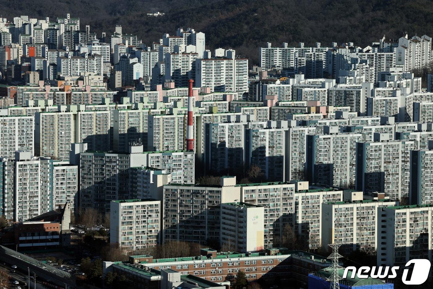 서울 도봉구 한 고층빌딩에서 노원구의 아파트 밀집 지역이 보이고 있다./뉴스1 ⓒ News1 박정호 기자