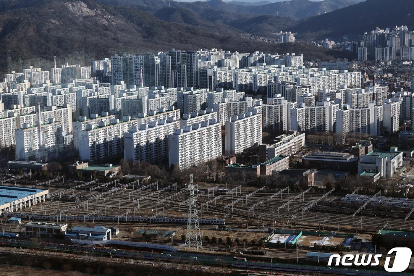  서울시 도봉구의 한 고층빌딩에서 노원구의 아파트 밀집 지역이 보이고 있다. 2024.1.15/뉴스1 ⓒ News1 박정호 기자