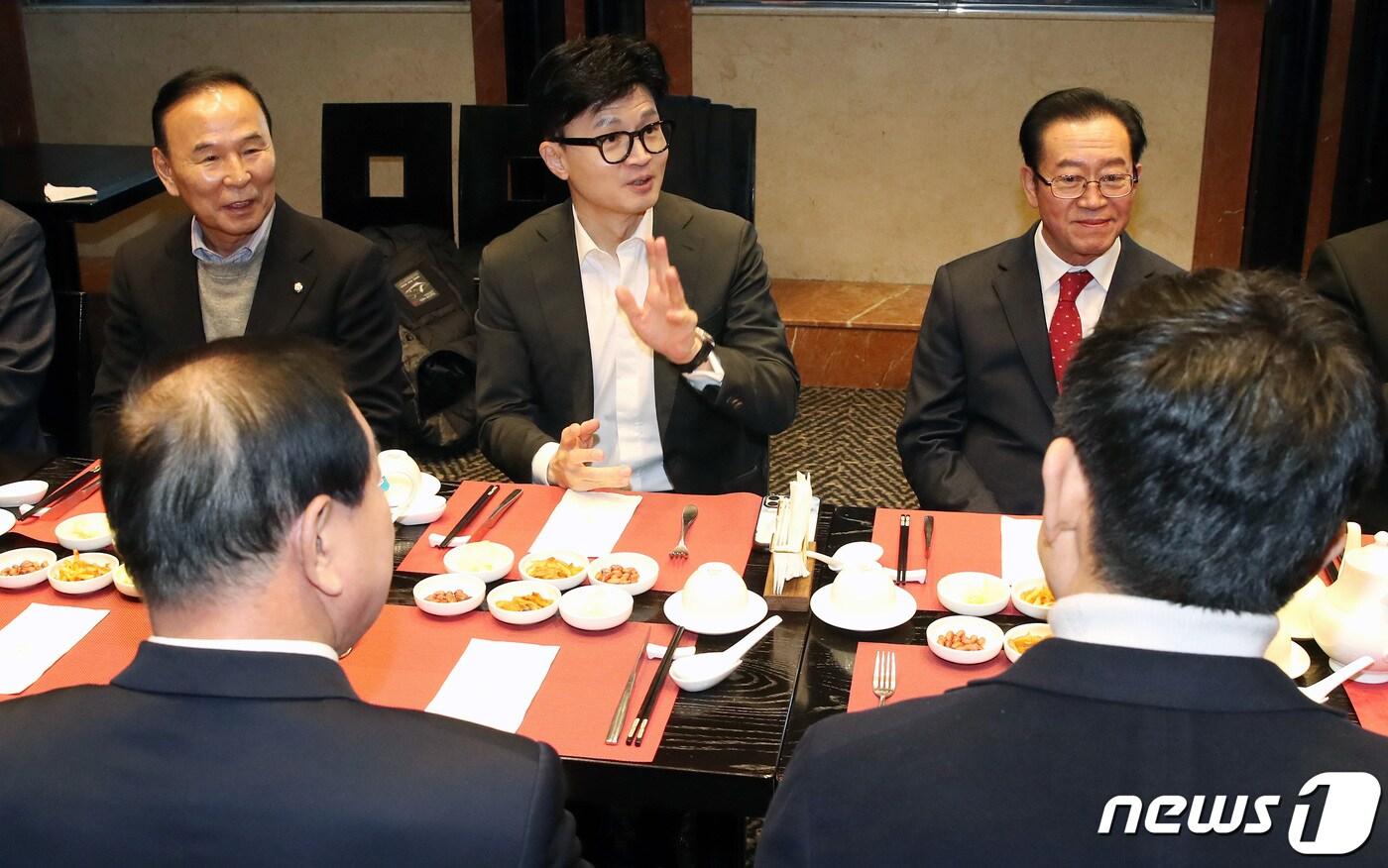 한동훈 국민의힘 비상대책위원장이 15일 오후 서울 여의도 한 식당에서 3선 의원 오찬 모임을 갖고 의원들과 이야기를 나누고 있다. 2024.1.15/뉴스1 ⓒ News1 임세영 기자