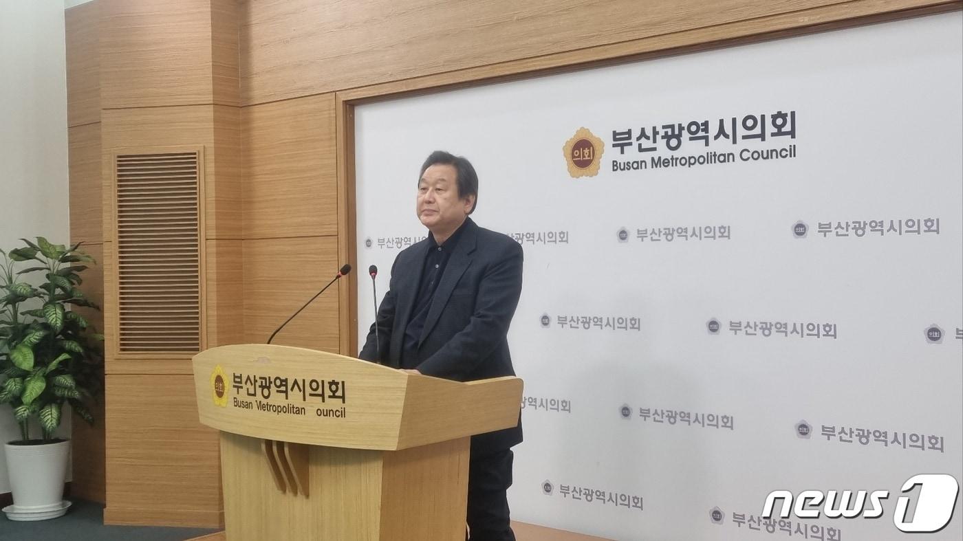 15일 오후 김무성 전 새누리당 대표가 부산시의회 브리핑룸에서 부산 중·영도 출마 선언 기자회견을 하고 있다. 2024.01.15ⓒ 뉴스1 박채오 기자 