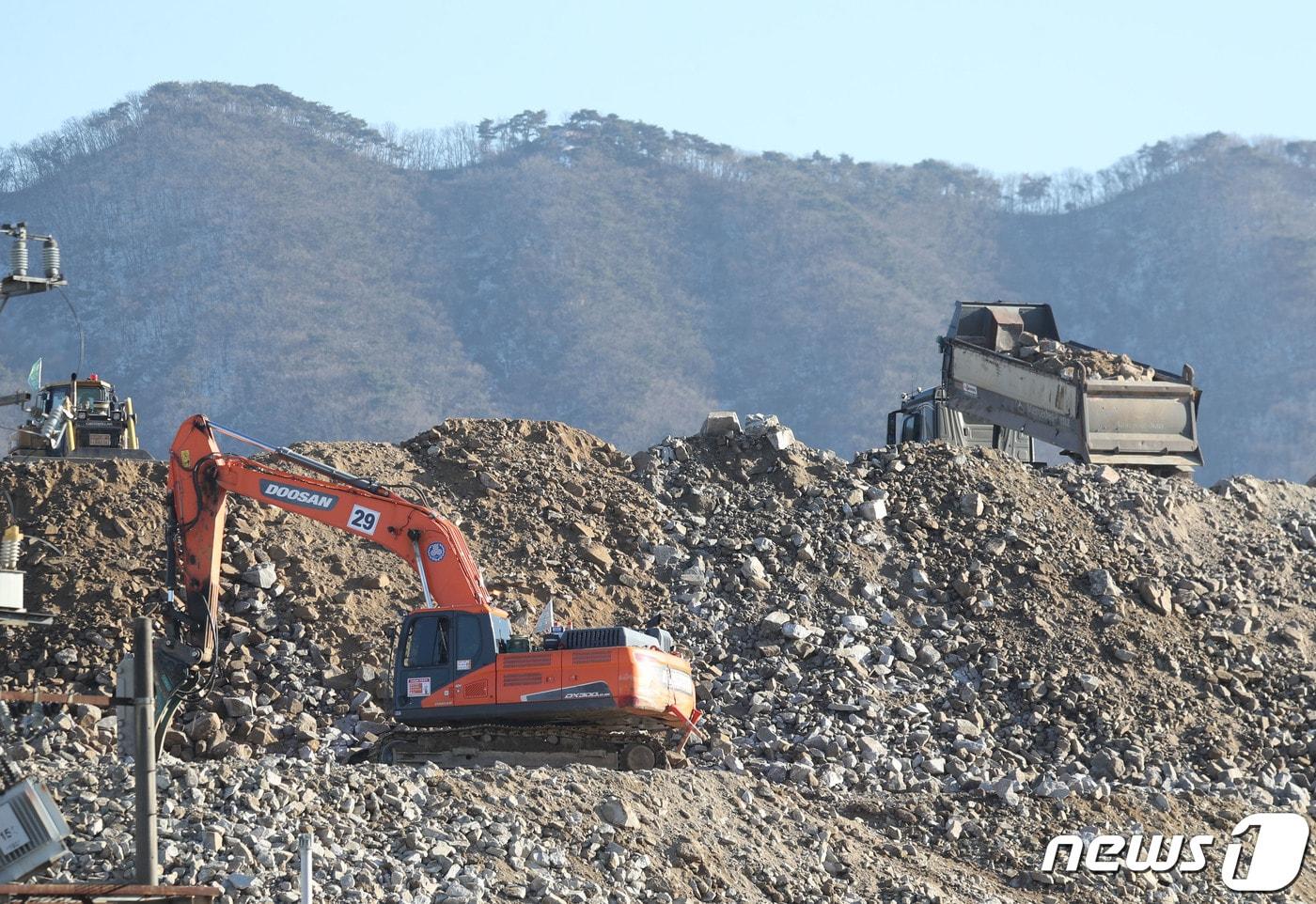 윤석열 대통령은 15일 오전 경기 수원시 성균관대학교 자연과학캠퍼스 반도체관에서 &#39;민생을 살찌우는 반도체 산업&#39;을 주제로 민생토론회를 개최했다. 정부는 &#39;반도체 메가 클러스터&#39;에 오는 2047년까지 예정된 622조원의 민간 투자를 적극 지원해 세계 최대·최고의 반도체 생산기지를 구축하겠다는 청사진을 밝혔다. 사진은 15일 경기 용인시 원삼면 용인 반도체클러스터 일반산업단지 공사 현장의 모습. 2024.1.15/뉴스1 ⓒ News1 김영운 기자