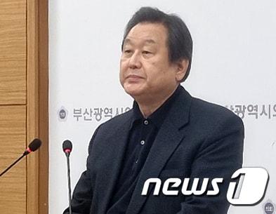 김무성 전 새누리당&#40;국민의힘 전신&#41; 대표가 15일 부산시의회 브리핑룸에서 기자회견을 열고 제22대 총선 국민의힘 부산 중·영도구 출마를 선언하고 있다. 2024.1.15/뉴스1 ⓒ News1 박채오 