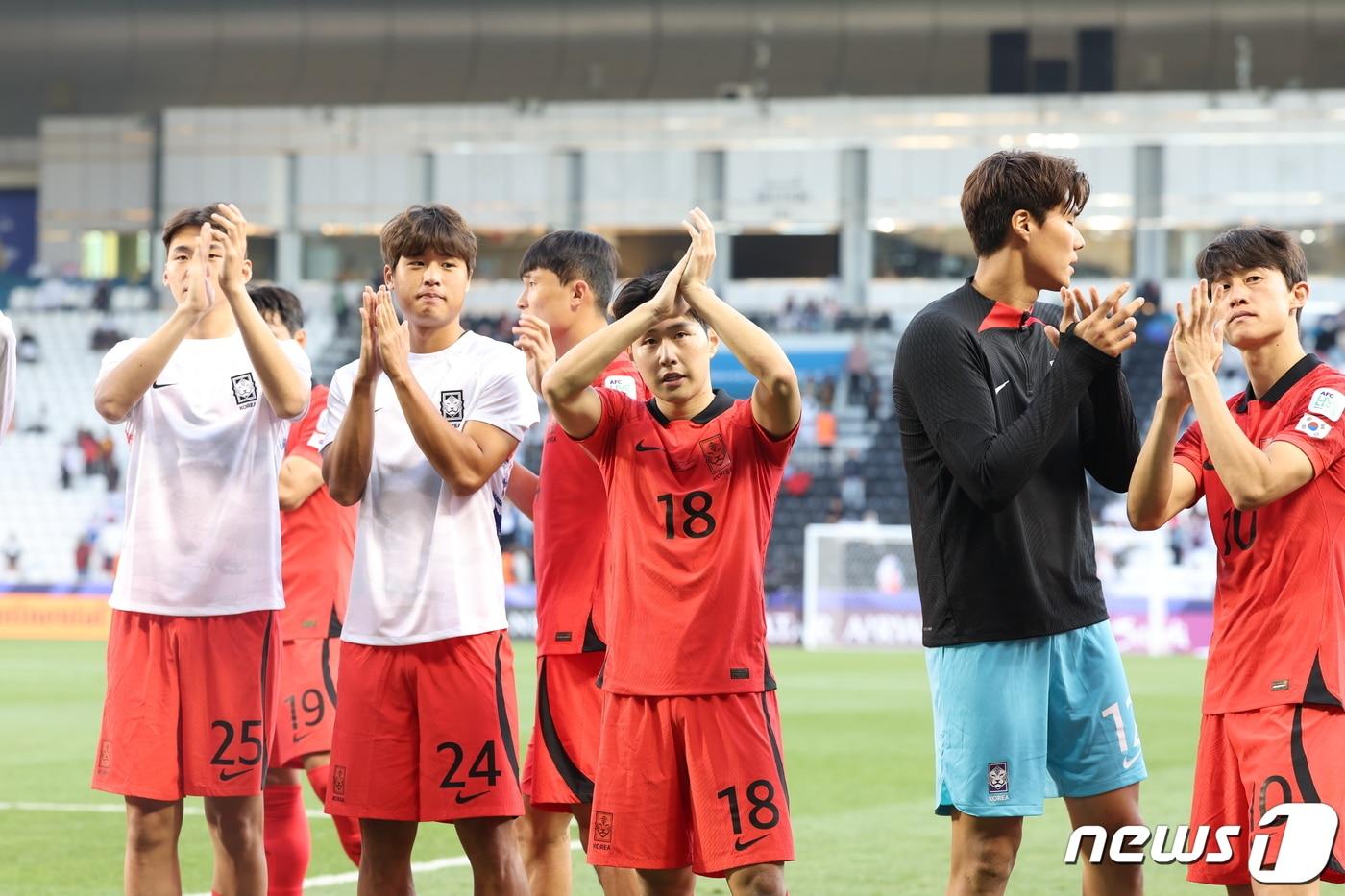 대한민국 축구대표팀 선수들이 15일&#40;현지시간&#41; 카타르 도하 자심 빈 하마드 스타디움에서 열린 2023 아시아축구연맹&#40;AFC&#41; 카타르 아시안컵 조별리그 E조 대한민국과 바레인의 경기에서 3대1로 승리한 후 관중들에게 인사를 하고 있다. 2024.1.15/뉴스1 ⓒ News1 김성진 기자