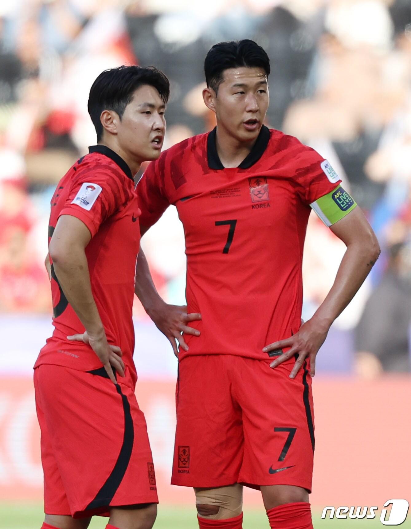 대한민국 축구대표팀 이강인과 손흥민이 15일&#40;현지시간&#41; 카타르 도하 자심 빈 하마드 스타디움에서 열린 2023 아시아축구연맹&#40;AFC&#41; 카타르 아시안컵 조별리그 E조 대한민국과 바레인의 경기에서 프리킥을 준비하고 있다. 2023.1.15/뉴스1 ⓒ News1 김성진 기자