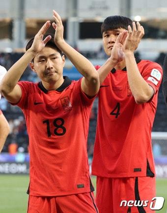 대한민국 축구대표팀 이강인과 김민재가 15일&#40;현지시간&#41; 카타르 도하 자심 빈 하마드 스타디움에서 열린 2023 아시아축구연맹&#40;AFC&#41; 카타르 아시안컵 조별리그 E조 대한민국과 바레인의 경기에서 3대1로 승리한 후 관중석을 향해 인사하고 있다. 2024.1.15/뉴스1 ⓒ News1 김성진 기자