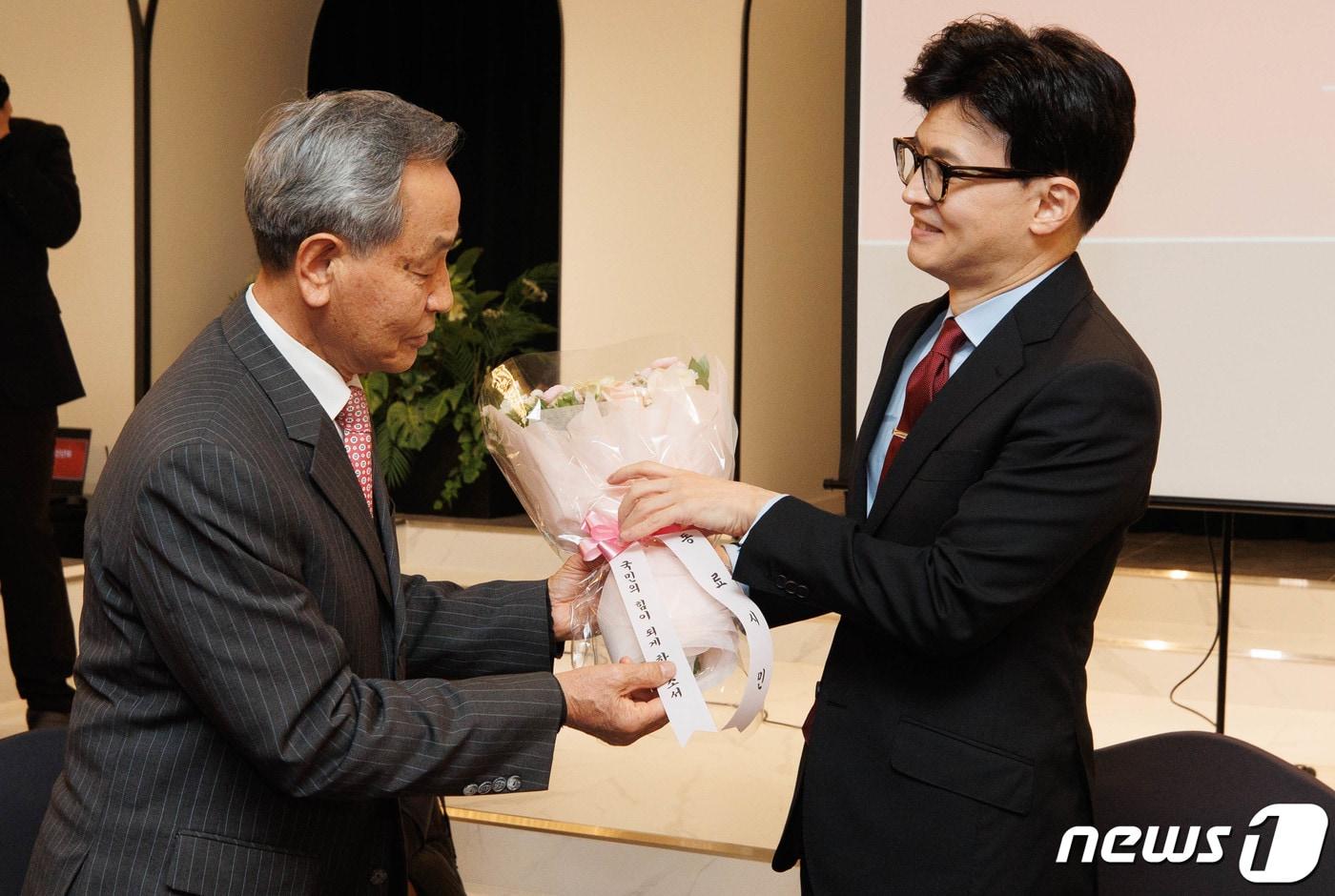 한동훈 국민의힘 비상대책위원장이 16일 오전 인천 계양구 카리스호텔에서 열린 2024 국민의힘 인천시당 신년인사회 사전환담에서 박운규 인스파월드 사장에게 꽃다발을 받고 있다. &#40;공동취재&#41; 2024.1.16/뉴스1 ⓒ News1 임세영 기자