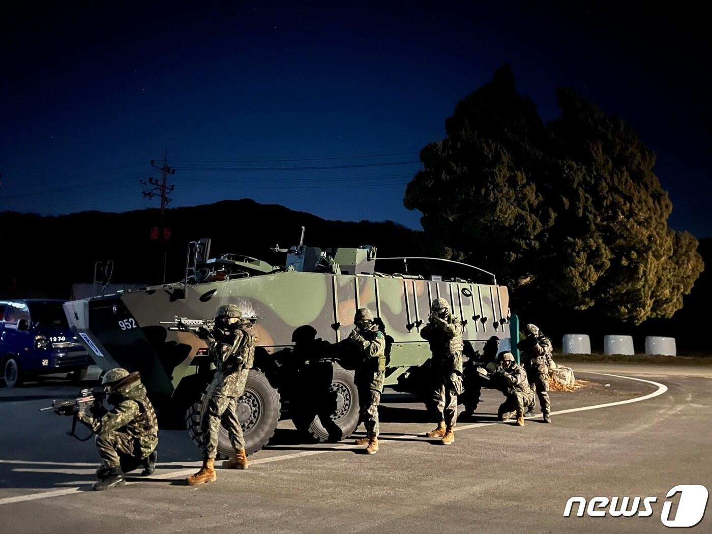 육군 32보병사단 장병들이 지난 15일 침투한 적을 격멸하기위해 차륜형장갑차를 투입해 봉쇄선 및 차단선을 점령하는 훈련을 하고 있다. &#40;32사단 제공&#41; 2024.1.16/뉴스1