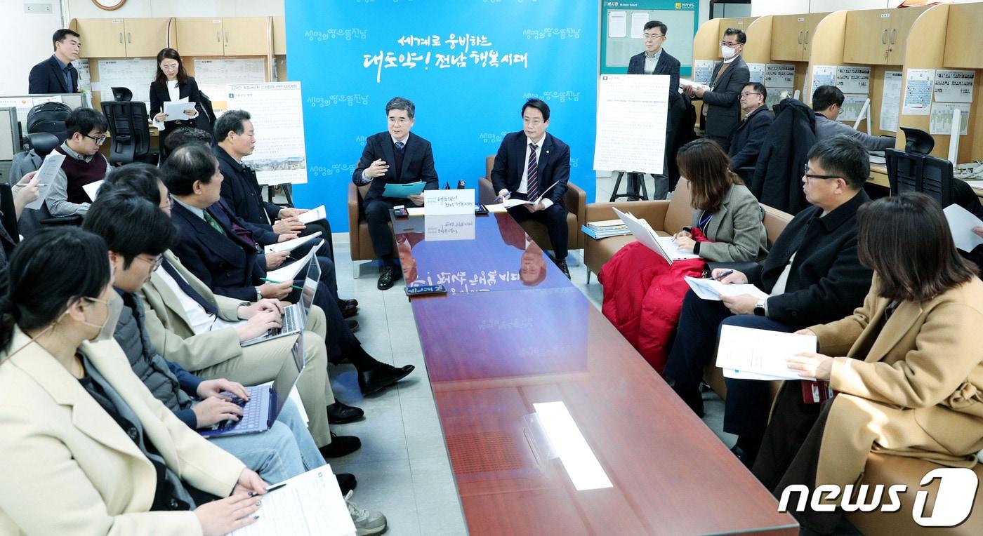 정광현 전남도 농축산식품국장&#40;가운데 왼쪽&#41;과 최정기 도 해양수산국장&#40;가운데 오른쪽&#41;이 16일 오전 기자실에서 외국인 계절근로자 인권침해 방지대책 관련 기자간담회를 하고 있다.&#40;전남도 제공&#41; 2024.1.16/뉴스1