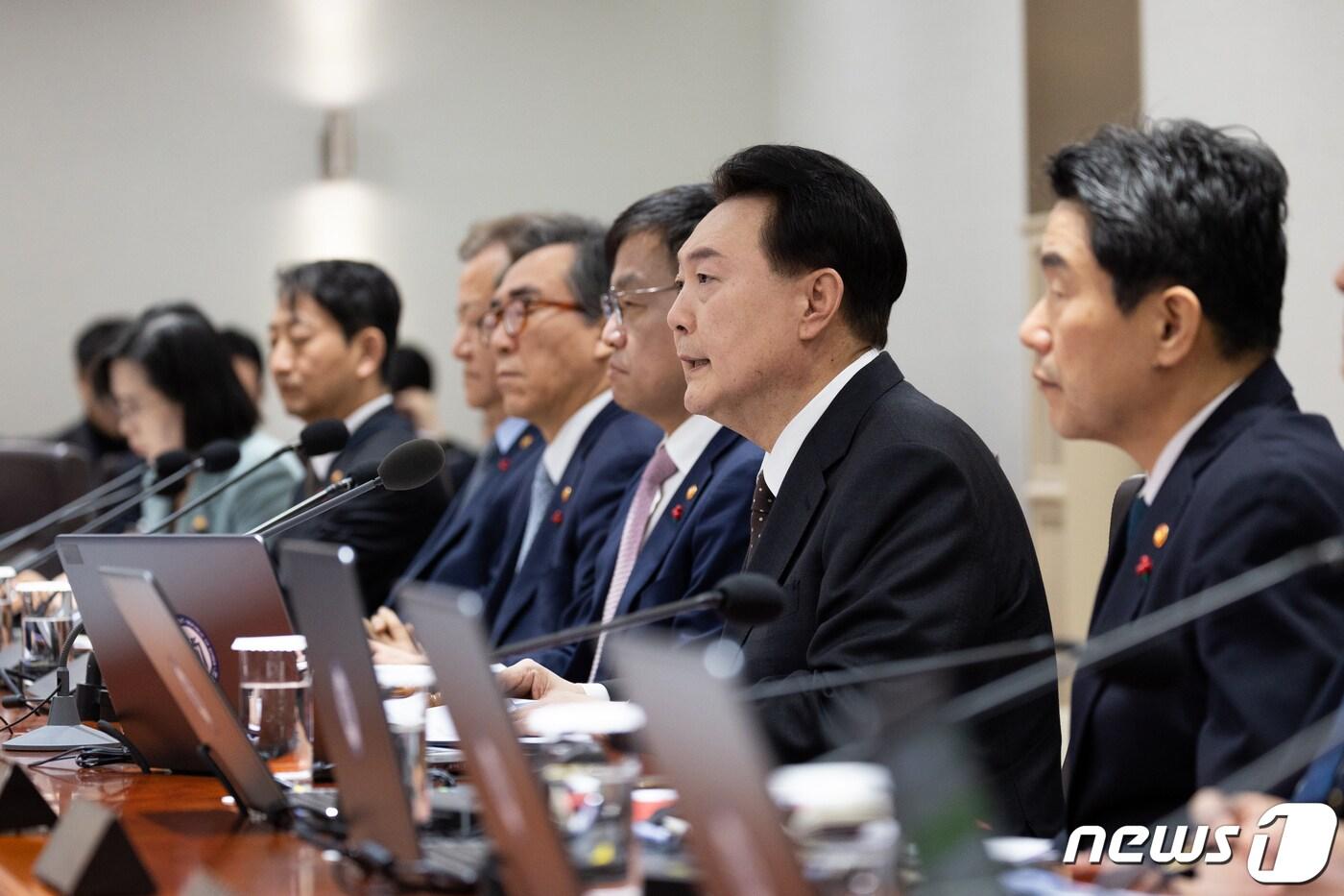 윤석열 대통령이 16일 용산 대통령실 청사에서 열린 제4회 국무회의를 주재하며 모두발언을 하고 있다. &#40;대통령실 제공&#41; 2024.1.16/뉴스1 ⓒ News1 오대일 기자