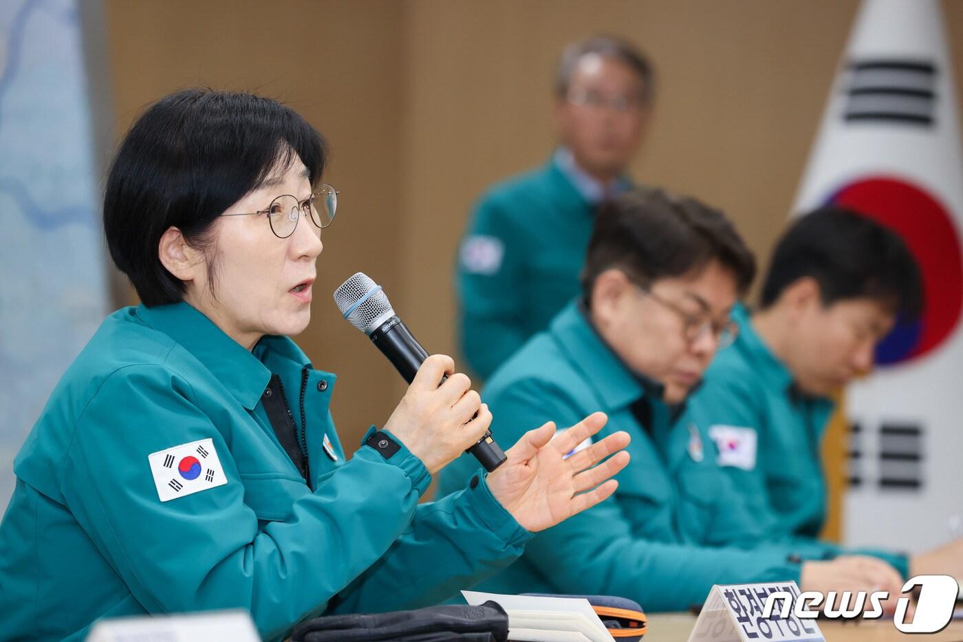 한화진 환경부 장관이  20일 강릉시 연곡면에 위치한 연곡저수장과 지하수저류댐 설치예정지를 찾아 사업계획을 점검했다. 사진은 한 자오간이 지난 1월 16일 수도권지역 용수공급의 핵심 국가기반시설인 경기도 하남시 팔당취수장을 방문, 수도권 광역상수도를 통해 이루어지는 반도체 분야 용수공급 현황 및 계획을 점검하고 있는 모습.&#40;환경부 제공&#41; 2024.1.16/뉴스1