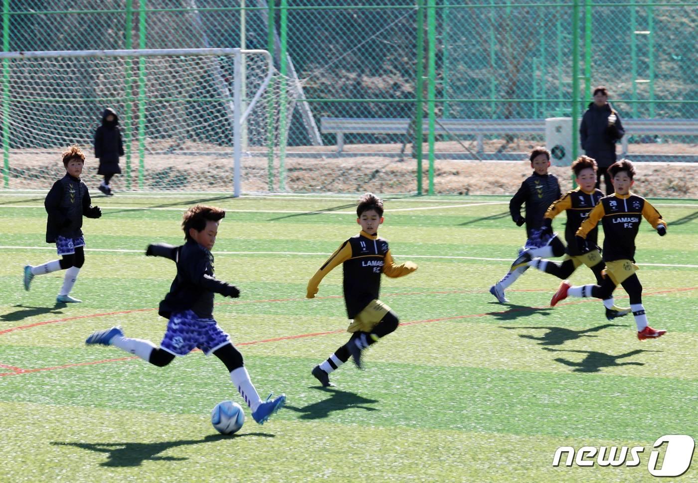 장흥에서 훈련중인 유소년 축구팀 ⓒ News1