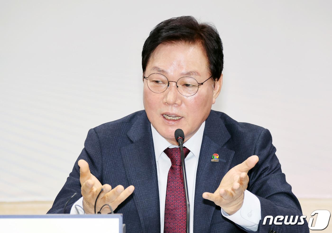 박완수 경남지사가 16일 도청에서 열린 기자간담회에서 취재진의 질문에 답하고 있다.&#40;경남도 제공&#41;