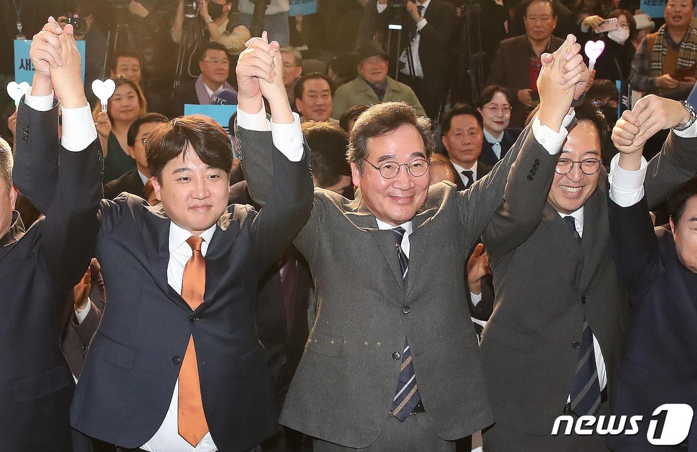 이낙연 새로운미래 공동대표, 이준석 개혁신당 대표, 금태섭 새로운선택 공동대표 등 참석자들이 서울 동작구 서울여성플라자에서 열린 새로운미래&#40;가칭&#41; 창당발기인대회에서 손을 들어 올리고 있다. 2024.1.16/뉴스1 ⓒ News1 임세영 기자