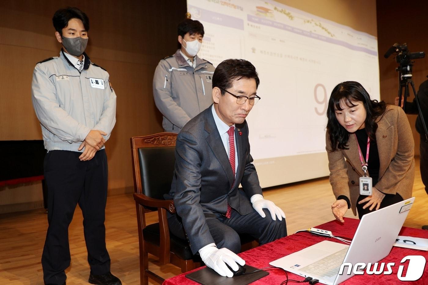 충북도교육청이 16일 교육연구정보원에서 2024학년도 평준화 고등학교 학교 배정 전산 추첨을 한 가운데 윤건영 충북교육감이 추첨을 하고 있다.&#40;충북교육청 제공&#41;/뉴스1