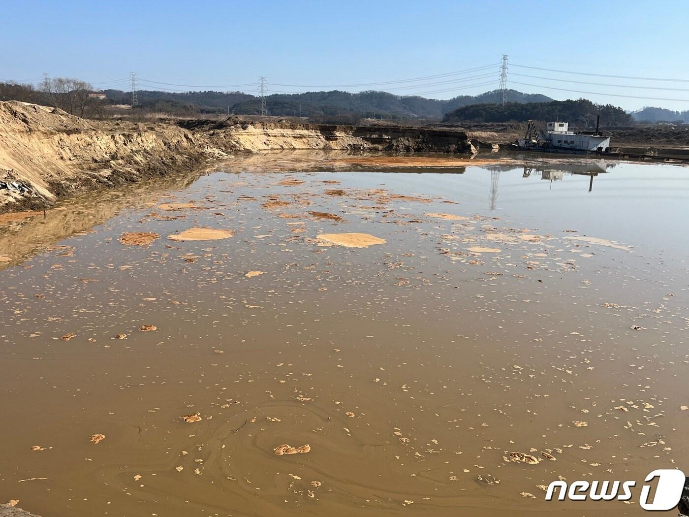 지난 13일 함안군 군북면 월촌리 남강 정암지구 골재채취 현장 인근 남강변에서 관측된 흙탕물.&#40;진주환경운동연합 제공&#41;