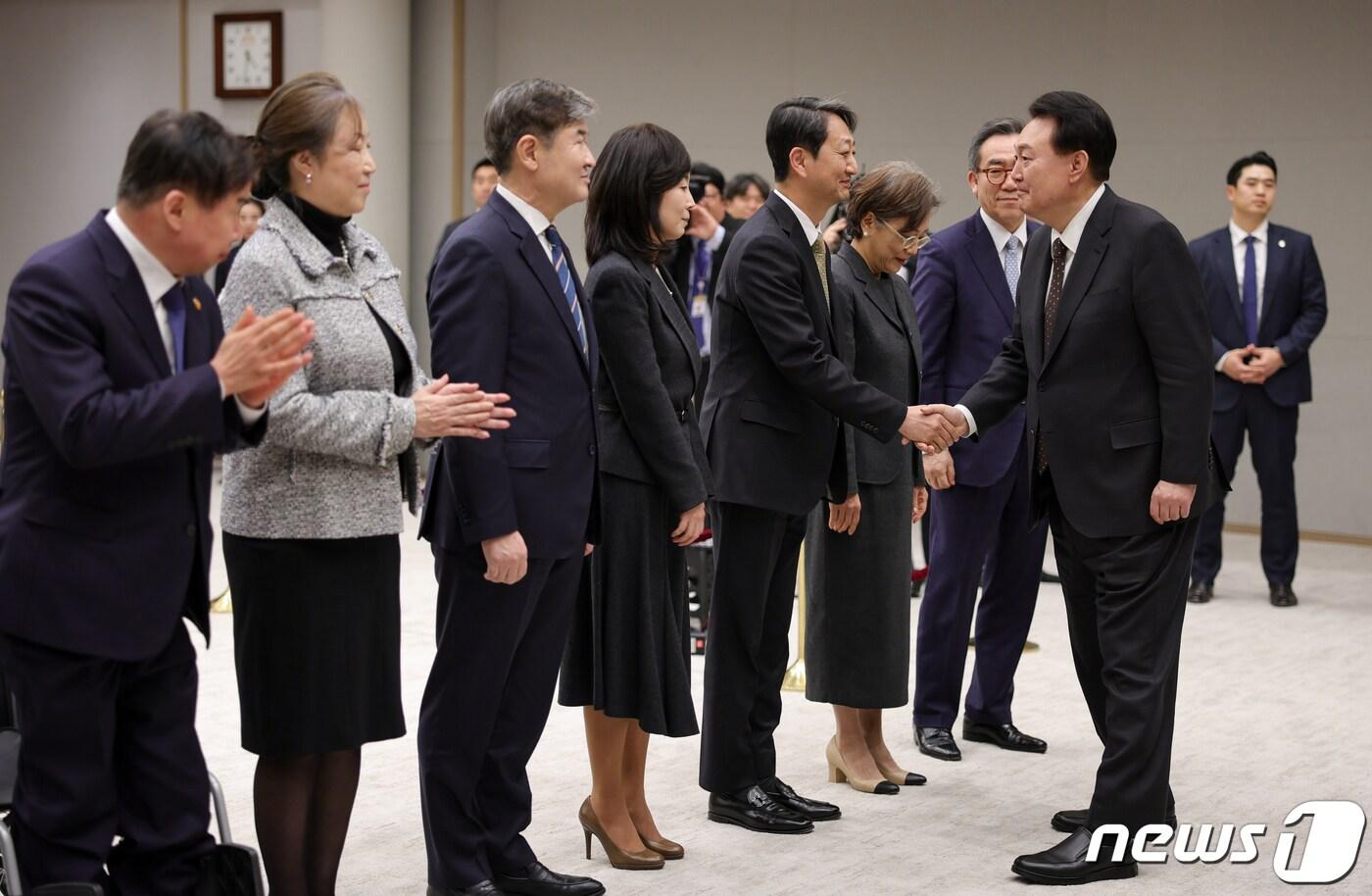 윤석열 대통령이 16일 용산 대통령실 청사에서 열린 신임 장관·국정원장·권익위원장 및 국가안보실 3차장 임명장 수여식에서 참석자들과 악수를 나누고 있다. &#40;대통령실 제공&#41; 2024.1.16/뉴스1 ⓒ News1 오대일 기자