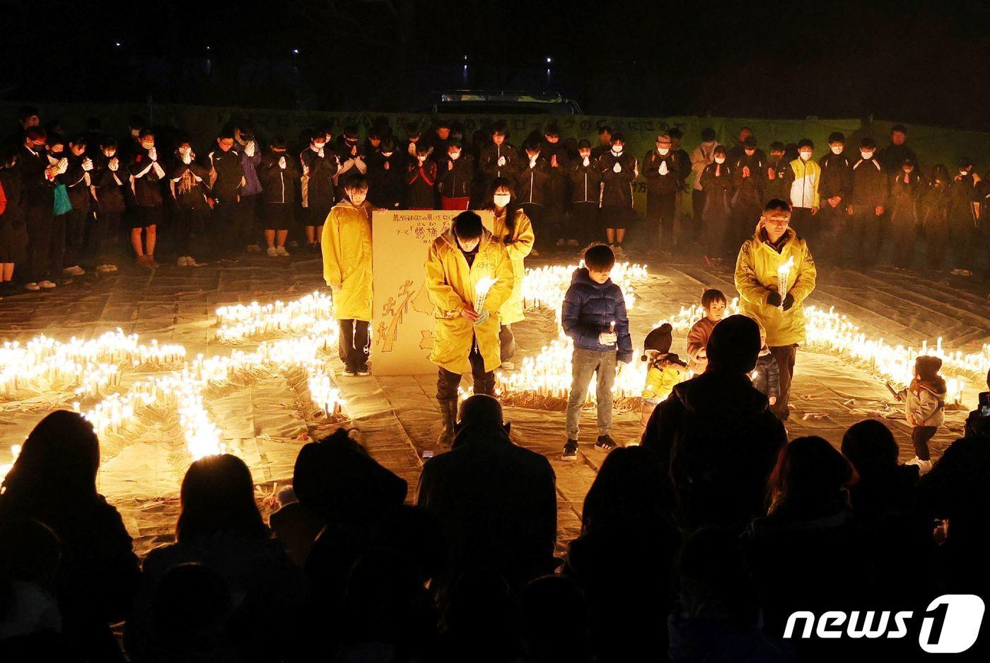 일본 효고현 이타미시에서 한신 대지진 사망자들을 추모하는 행사가 열리고 있다. 2024.1.16 ⓒ AFP=뉴스1 ⓒ News1 강민경 기자