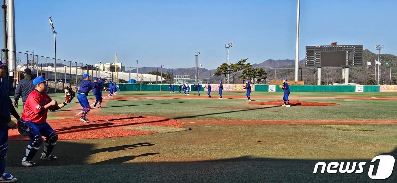 보은스포츠파크를 찾은 야구 선수단이 동절기 전지훈련을 하고 있다.  &#40;보은군 제공&#41; /뉴스1