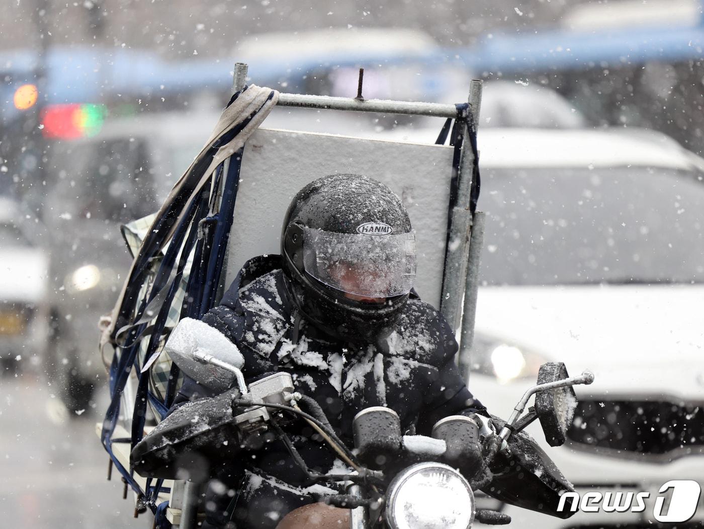 서울에서 오토바이 배달 노동자가 거리를 주행하는 모습. ⓒ News1 황기선 기자