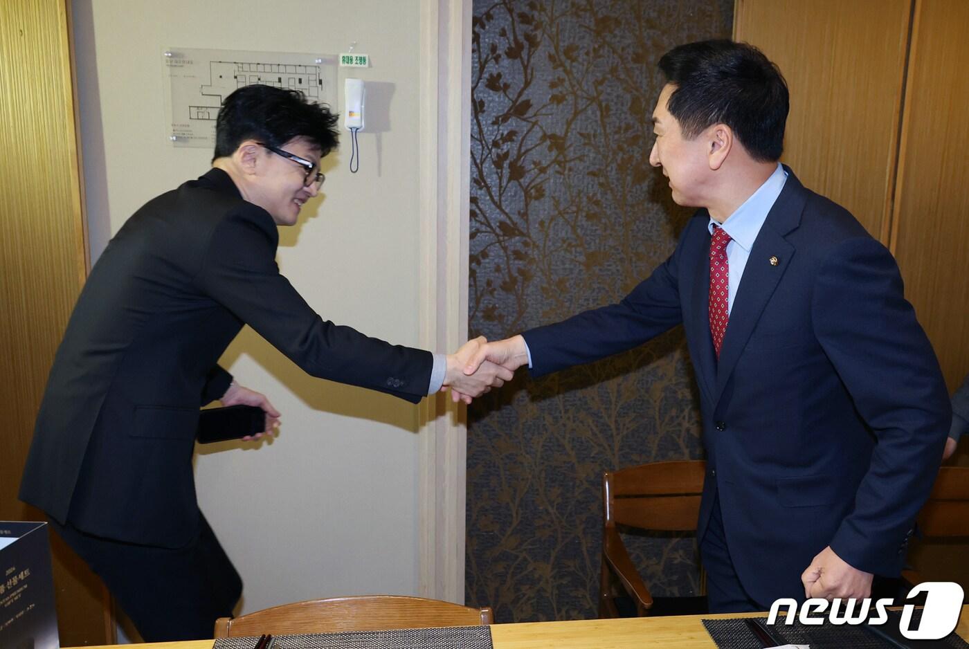 한동훈 국민의힘 비상대책위원장이 17일 서울 여의도 한 식당에서 4선 이상 의원들과 오찬을 갖기에 앞서 김기현 전 대표와 인사하고 있다. &#40;공동취재&#41; 2024.1.17/뉴스1 ⓒ News1 안은나 기자