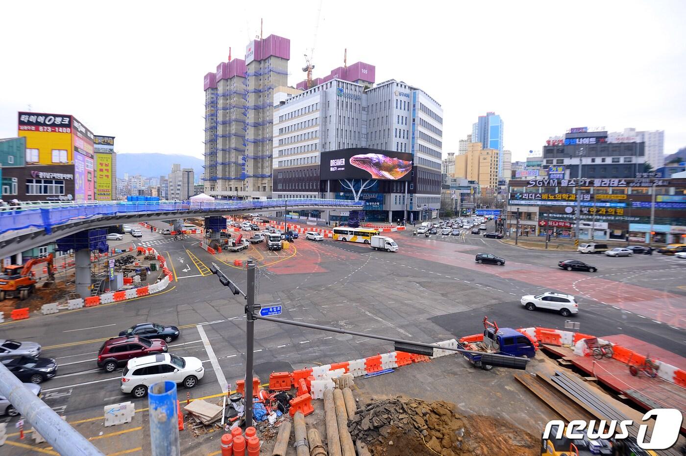 17일 광주 남구 백운광장 일대 도시재생사업 일환으로 진월동과 남광주역 방향 푸른길 공원 산책로를 연결하고 보행체계 개선을 위한 위한 브릿지 공사와 도시철도 2호선 공사가 진행되고 있다. 2024.1.17/뉴스1 ⓒ News1 이승현 기자