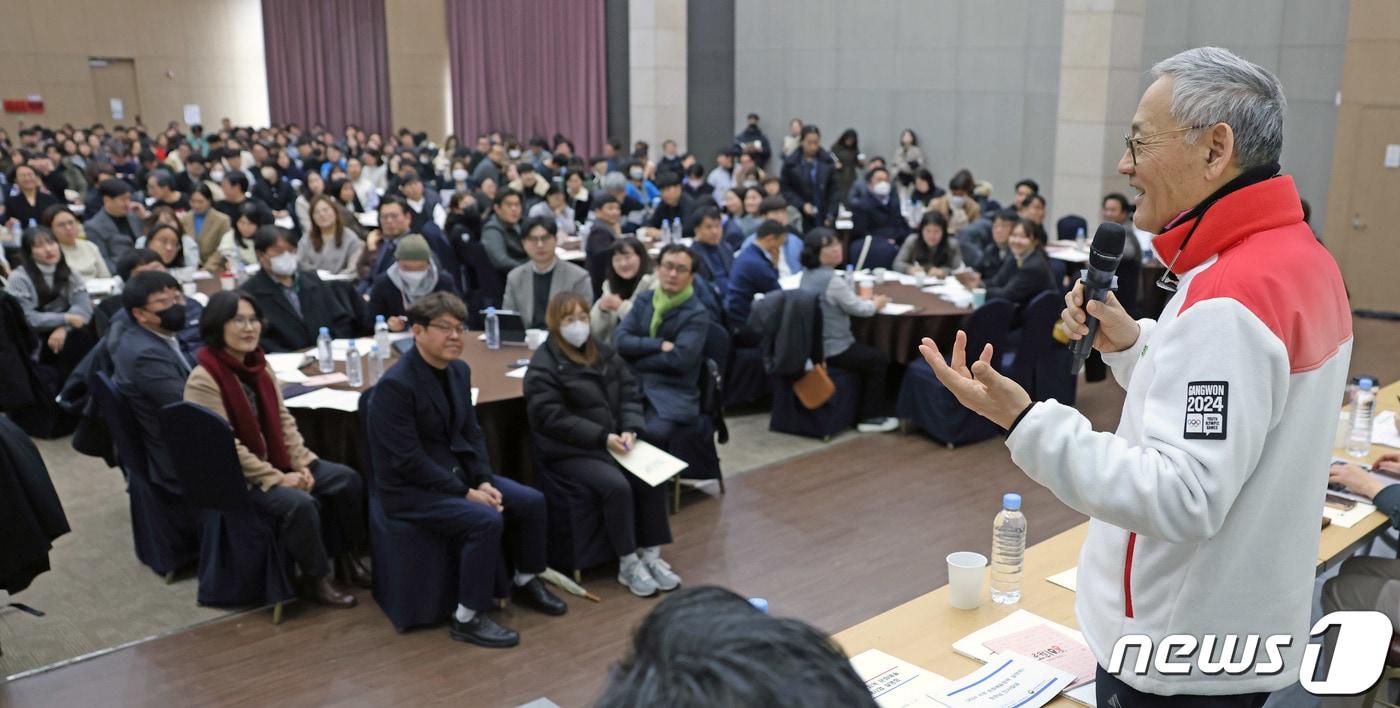 유인촌 문화체육관광부 장관이 17일 세종 정부세종컨벤션센터에서 열린 2024년 지역 문화예술 정책사업 및 로컬100 설명회에서 축사하고 있다. &#40;문화체육관광부 제공&#41; 2024.1.17/뉴스1