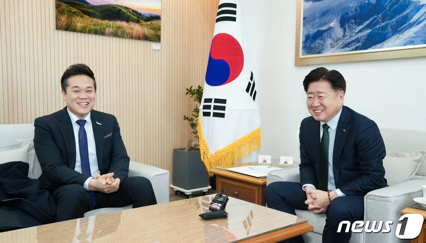 오영훈 제주지사&#40;오른쪽&#41;와 이성희 컨텍 대표가 17일 도청 집무실에서 면담을 갖고 있다.&#40;제주도청 제공&#41;/뉴스1 