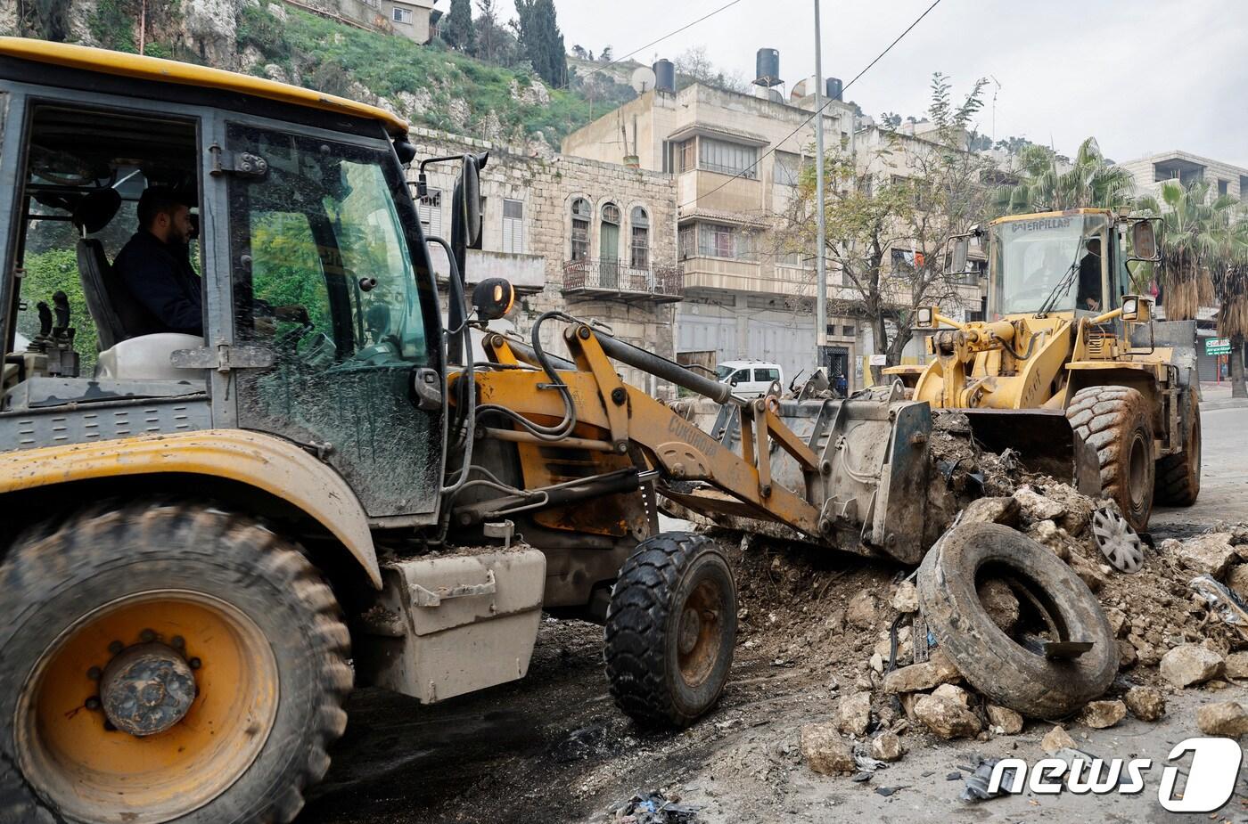 17일&#40;현지시간&#41; 이스라엘이 점령한 요르단강 서안지구 나블루스에 이스라엘의 폭격으로 무너진 건물과 도로 잔해들이 치워지고 있다. &#40;기사와는 무관한 사진&#41; 2024.01.17 ⓒ 로이터=뉴스1 ⓒ News1 정지윤 기자