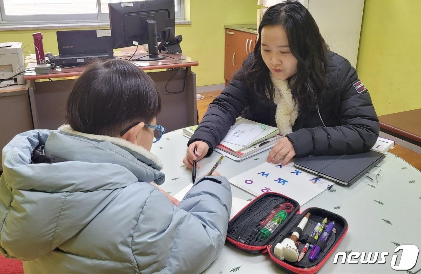 기초학력 전담교사가 학생에게 한글 교육을 하고 있다.&#40;광주시교육청 제공&#41;2024.1.17./뉴스1