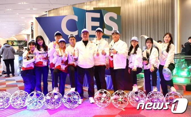 세계 최대 가전·IT 전시회인 ‘CES 2024’에 참가해 드론축구를 널리 알린 선수들.&#40;전주캠틱종합기술원 제공&#41;/뉴스1