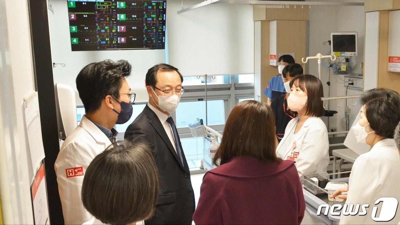 전병왕 보건복지부 보건의료정책실장이 17일 간호간병 통합서비스 정책에 대한 의견을 듣기 위해 에이치플러스 양지병원을 찾았다/에이치플러스 양지병원 제공