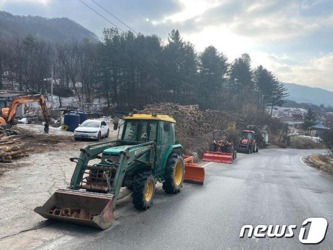 숯 공장 진입로에 트랙터가 세워져 있다.&#40;온라인 커뮤니티 게시판 캡처&#41;.2024.1.17/뉴스1