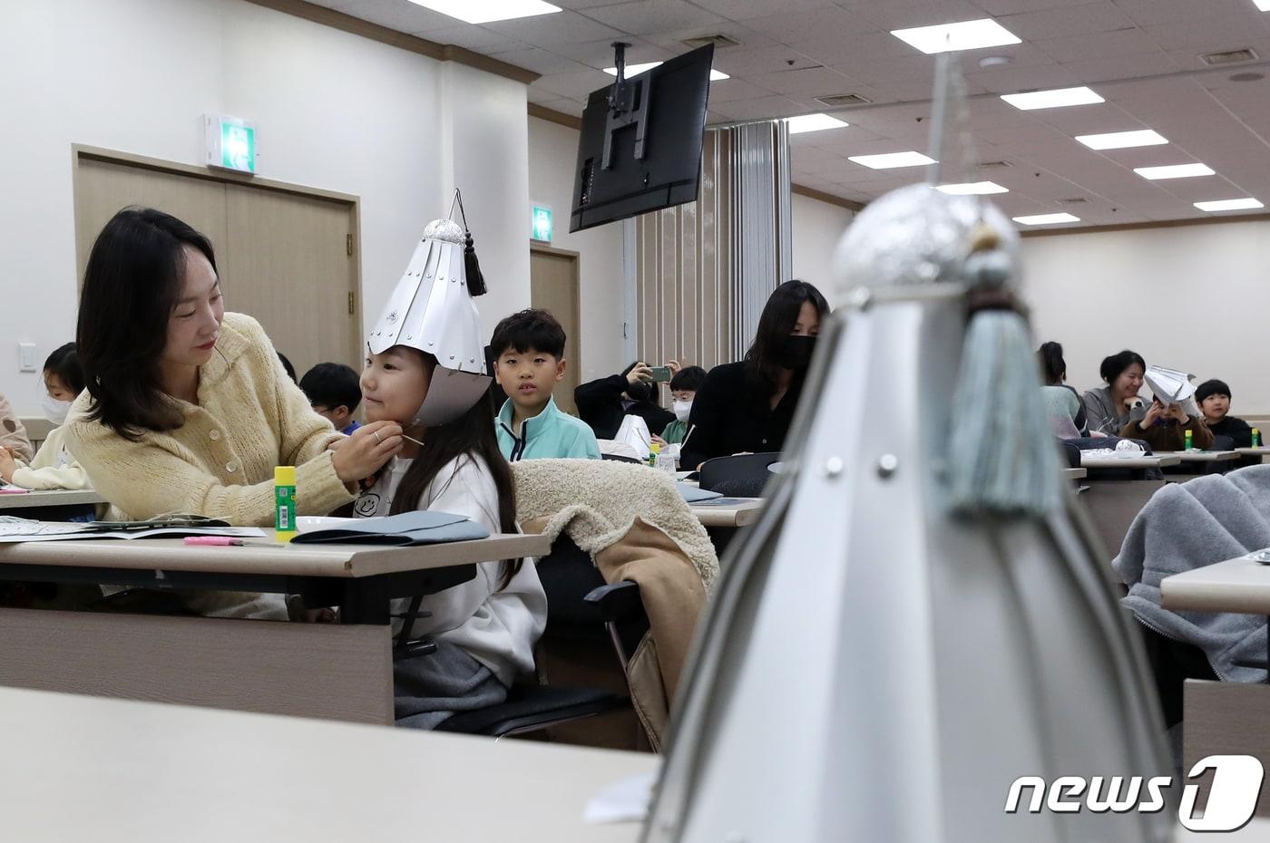 17일 오후 부산 동래구 복천박물관에서 열린 &#39;겨울방학 어린이 박물관 탐구교실&#39;에 참가한 어린이들이 가야유물 투구를 만드는 체험을 하고 있다. 2024.1.17/뉴스1 ⓒ News1 윤일지 기자