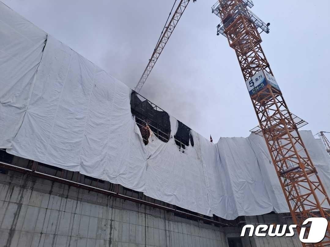 춘천 소양동 신축아파트 공사 현장 화재.&#40;강원도소방본부 제공&#41;