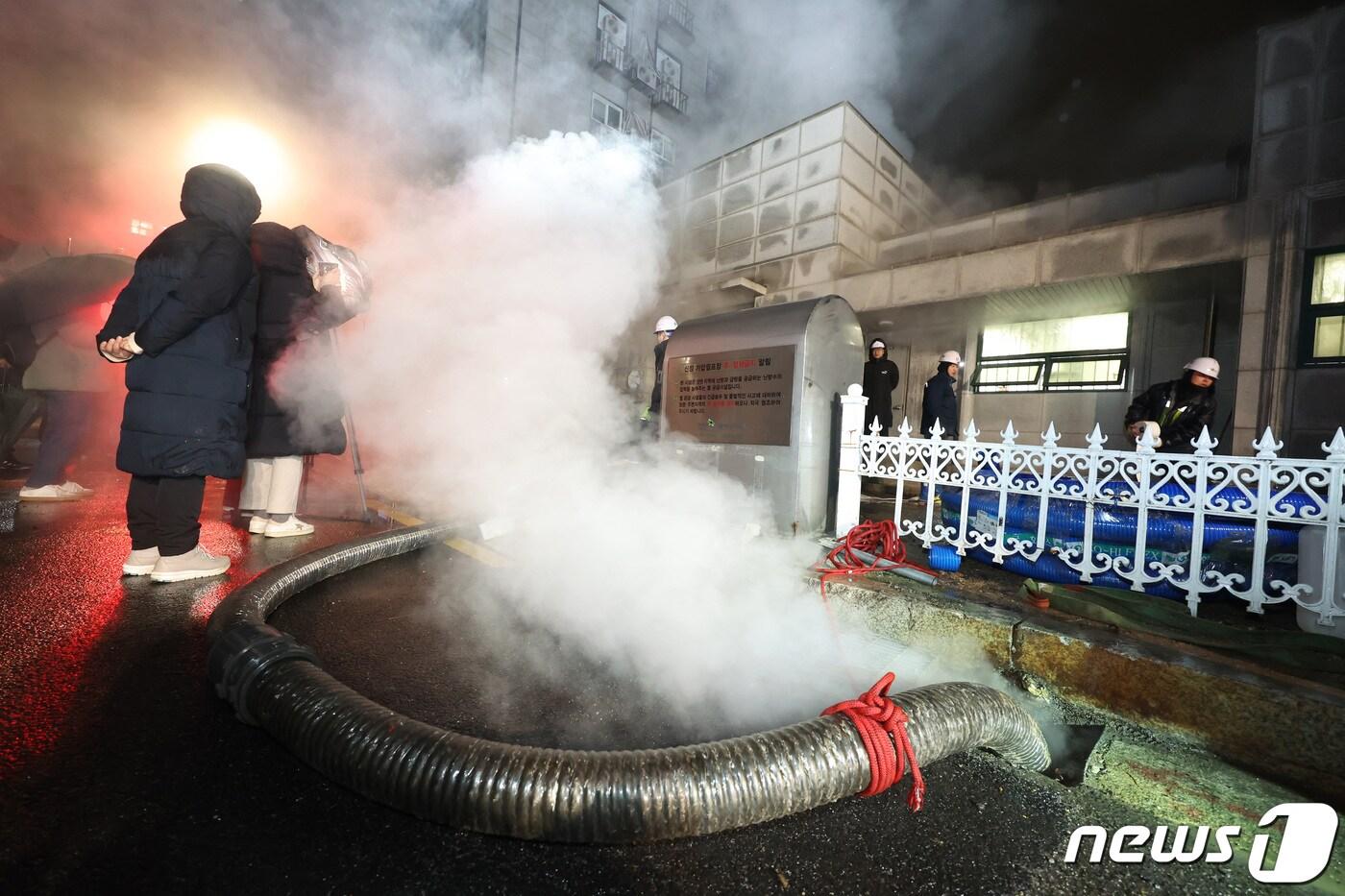 서울 양천·구로구 일대에 온수와 난방이 중단된 가운데 18일 밤 서울 양천구 신정동 신정가압장 일대에서 소방당국을 비롯한 서울에너지공사 관계자들이 복구 작업을 하고 있다. 서울 에너지공사에 따르면 전날 오후 3시 55분께 신정가압장에 설치된 펌프 가압장치 밸브에서 문제가 발생했다. 이 사고로 60∼100도의 온수가 분출되고 양천·구로 일대의 3만8000여 세대의 온수 공급과 난방이 끊겼다. 2024.1.18/뉴스1 ⓒ News1 김민지 기자