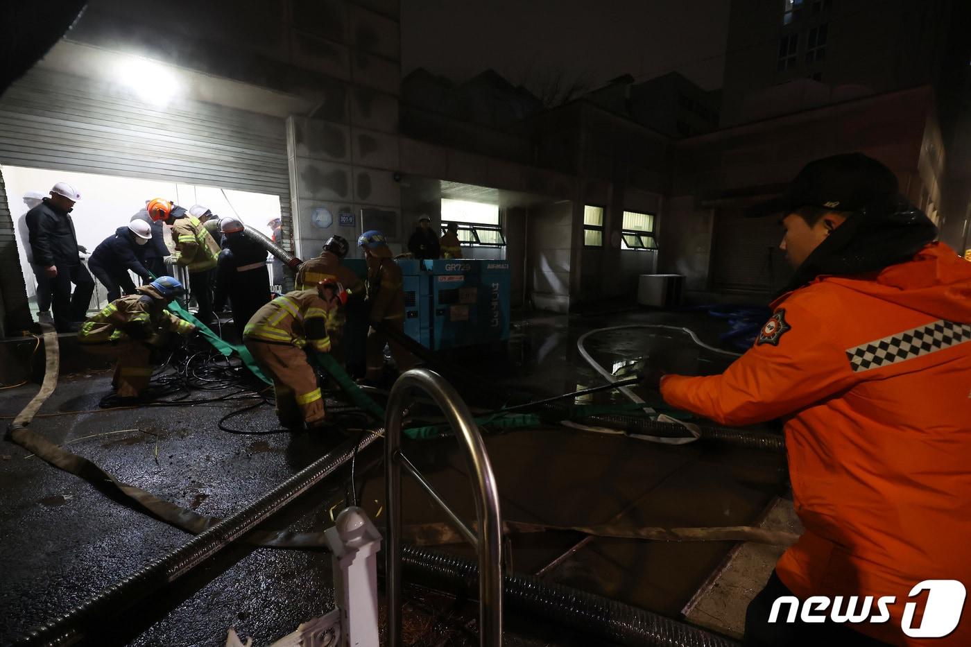 서울 양천·구로구 일대에 온수와 난방이 중단된 가운데 18일 밤 서울 양천구 신정동 신정가압장 일대에서 소방당국을 비롯한 서울에너지공사 관계자들이 복구 작업을 하고 있다. 서울 에너지공사에 따르면 전날 오후 3시 55분께 신정가압장에 설치된 펌프 가압장치 밸브에서 문제가 발생했다. 이 사고로 60∼100도의 온수가 분출되고 양천·구로 일대의 3만8000여 세대의 온수 공급과 난방이 끊겼다. 2024.1.18/뉴스1 ⓒ News1 김민지 기자