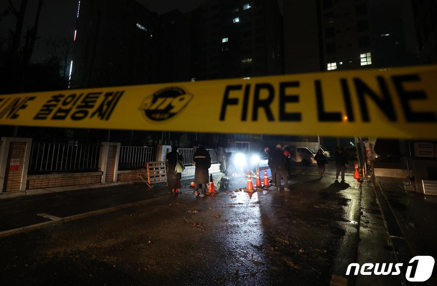 서울 양천·구로구 일대에 온수와 난방이 중단된 가운데 18일 밤 서울 양천구 신정동 신정가압장 일대에서 소방당국을 비롯한 서울에너지공사 관계자들이 복구 작업을 하고 있다. 서울 에너지공사에 따르면 전날 오후 3시 55분께 신정가압장에 설치된 펌프 가압장치 밸브에서 문제가 발생했다. 이 사고로 60∼100도의 온수가 분출되고 양천·구로 일대의 3만8000여 세대의 온수 공급과 난방이 끊겼다. 2024.1.18/뉴스1 ⓒ News1 김민지 기자